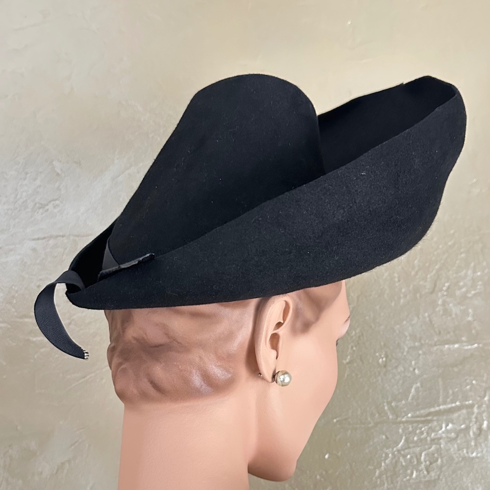 MAGNIFICENT 1940's BLACK FELT HAT WITH UPTURNED BRIM + MULTICOLOR FEATHER "WINGS - Picture 5 of 13